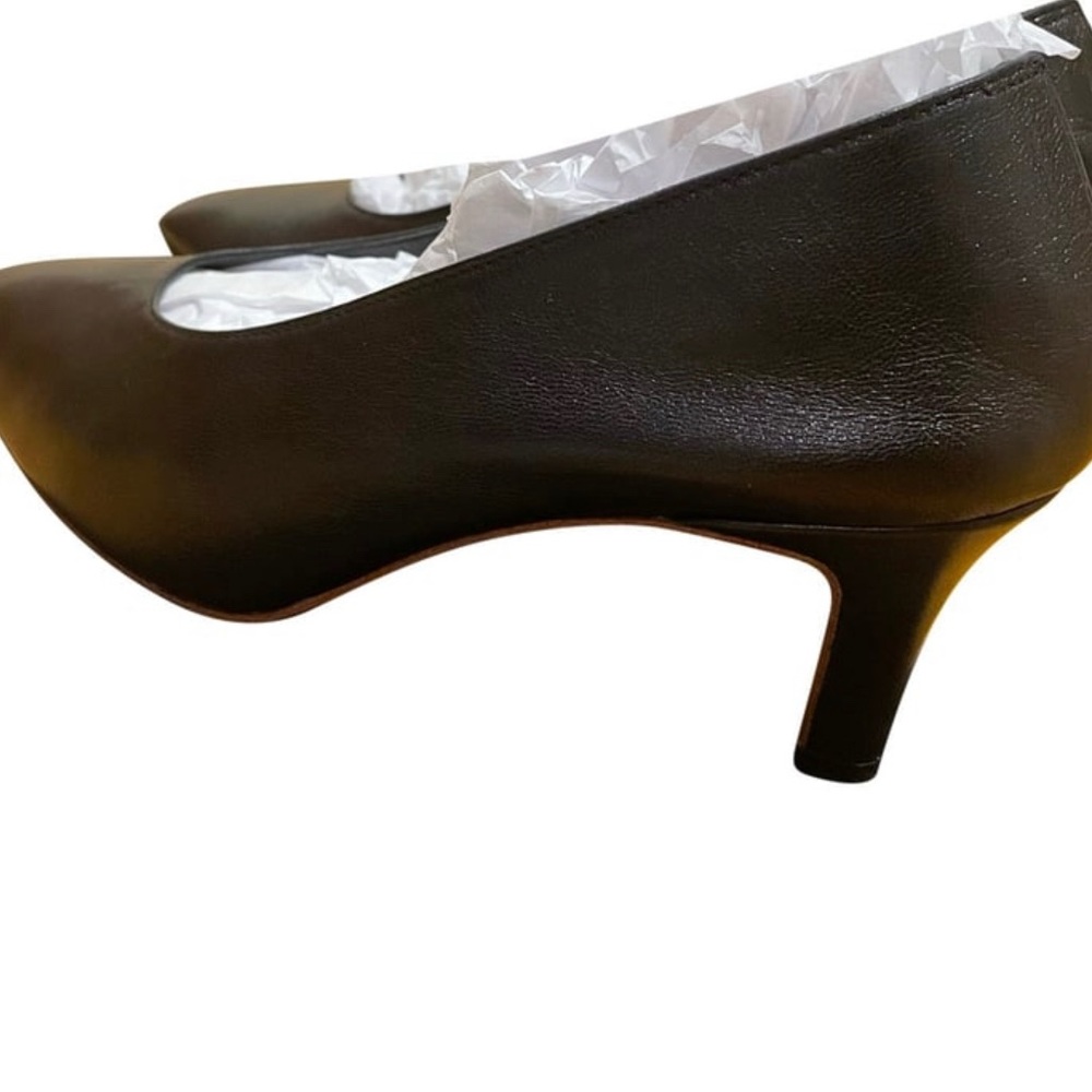 Black heel pumps